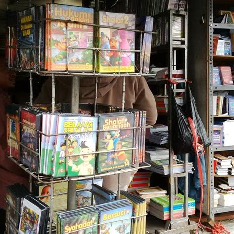 Salah satunya pasar buku kwitang. Pasar Buku Kwitang - Toko Buku di Senen