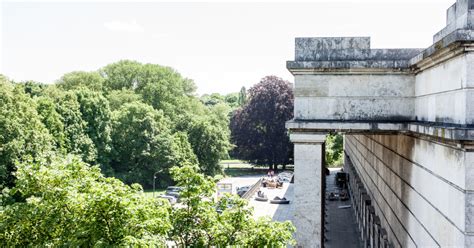 Es wurde von 1933 bis 1937 unter persönlicher beteiligung adolf hitlers nach plänen von paul ludwig troost in einem monumentalen neoklassizismus als haus der. Das Haus der Kunst in München ist eines der großen ...