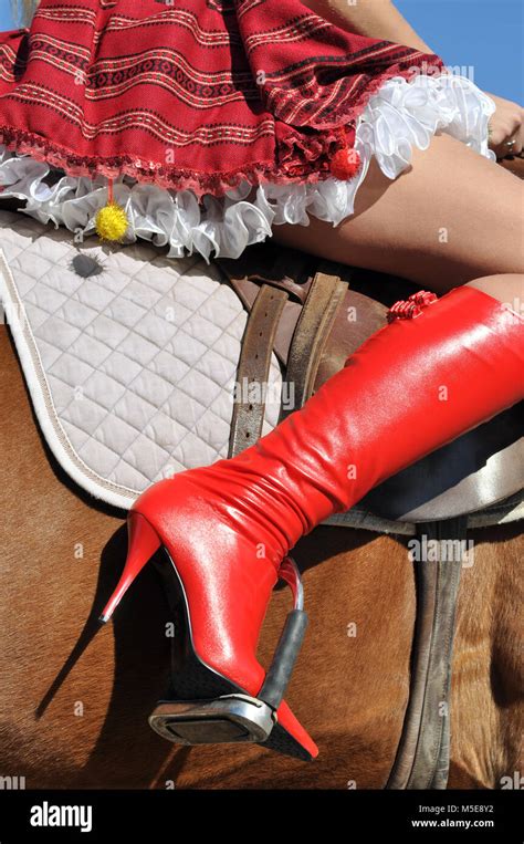 Schmuggel Aushalten Bewegung Riding High Heels Teller Nach Der Schule Damm