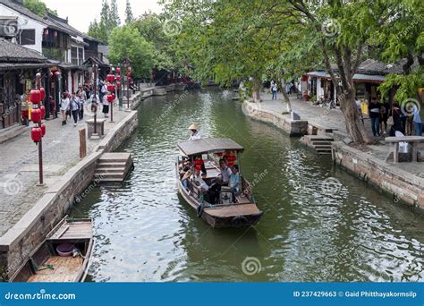 Chinese Traditional Rowboat Sightseeing Tour In Zhujiajiao Ancient