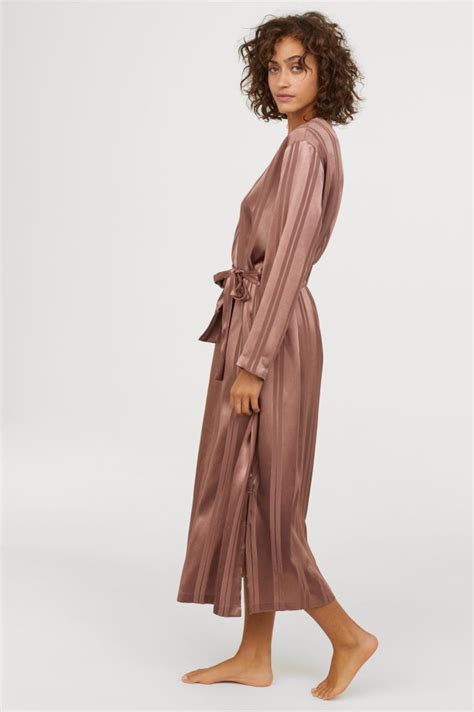 La petite robe noire de grossesse, un intemporel du vestiaire maternité qui s'adapte à toutes les occasions des plus chics au plus casual. Robe de chambre en satin - Rose foncé - Home All | H&M FR ...