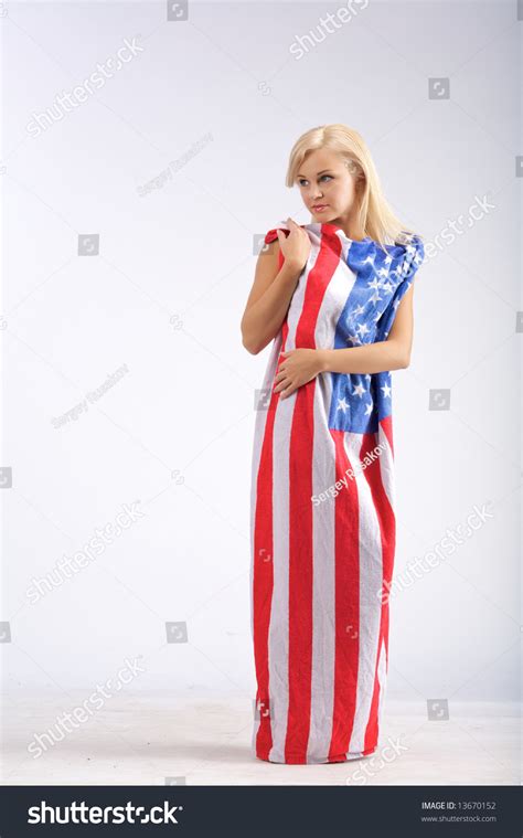 Naked Young Woman American Flag Stand Ảnh có sẵn chỉnh sửa ngay 13670152