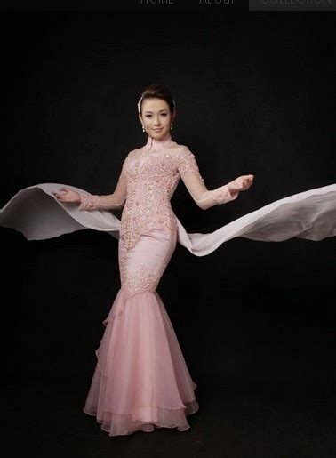 Kebaya mermaid atau yang lebih dikenal dengan kebaya duyung ini kini memang tengah menjadi pilihan kebaya favorit kaum wanita sebab modelnya. Kebaya Model Duyung Tahun 2014
