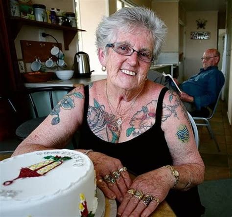 15 abuelitos muestran cómo lucirás con tatuajes cuando envejezcas ancianos con tatuajes