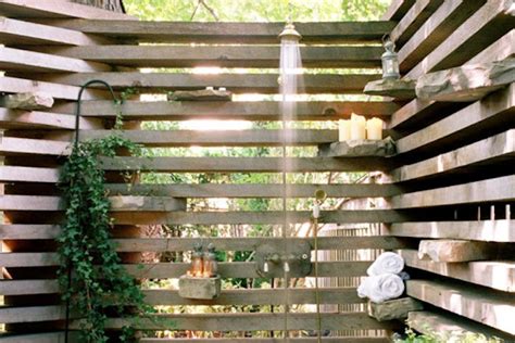 10 Brilliant Outdoor Shower Fixtures You Can Make Yourself