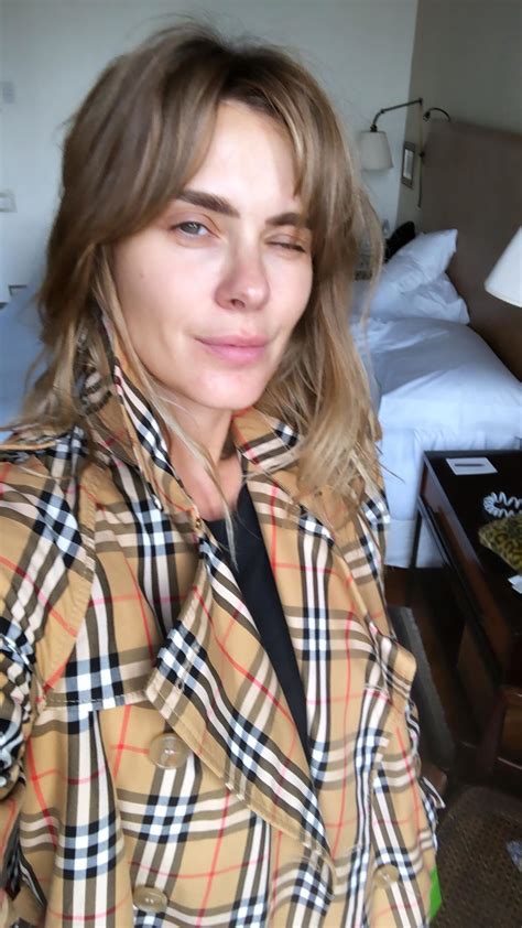Carolina Dieckmann Posa De Cara Lavada Para Selfie Vogue Celebridade