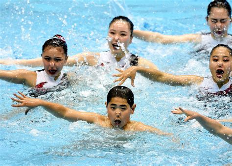 First Male Competitor Dives Into Japan Synchronized Swimming