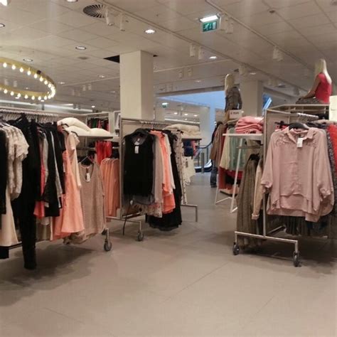 La taille du meuble tv et hifi. H&M - Magasin de vêtements à Matonge