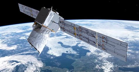 These 60 satellites initially fly in a chain formation, but over time they spread out and move. A SpaceX Starlink Satellite Has Nearly Crashed Into A ...