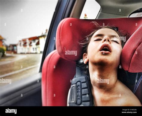 Chica Durmiendo En El Asiento Del Coche Fotograf A De Stock Alamy