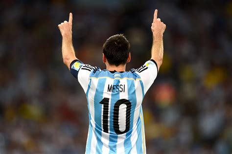Lionel andrés leo messi is an argentine professional footballer who plays as a forward for spanish club fc barcelona and the argentina national team. Leo Messi... indiscutiblemente el mejor de la historia ...