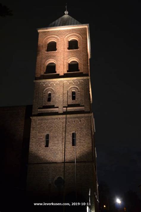 Die bank hat über 80 filialen und immobilienfinanzcenter. Leverkusen, Bild: Sankt Stephanus, angestrahlt