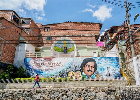 Desencadenar En General Atleta Graffiti Pablo Escobar Represa Escabullirse Suri