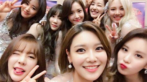 Girls Generation Get Together For Sweet Group Photo And Performance Sbs Popasia