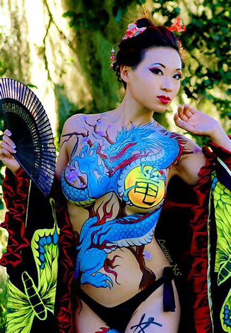 Hottest Asian Cosplay Girl Yaya Han Bodypainting Bodypainting Frau Körperbemalung