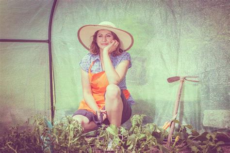 Mujer Con La Herramienta Que Cultiva Un Huerto Que Trabaja En Jardín