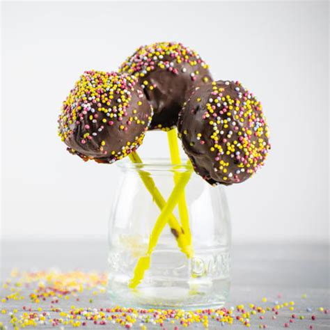 However, when making the chocolate cake balls, you might want to start with just you can certainly make the cake pops recipe easy on yourself by making some parts or all of the cake pops in advance. How To Make Cake Pops With A Mold | RecipeLion.com