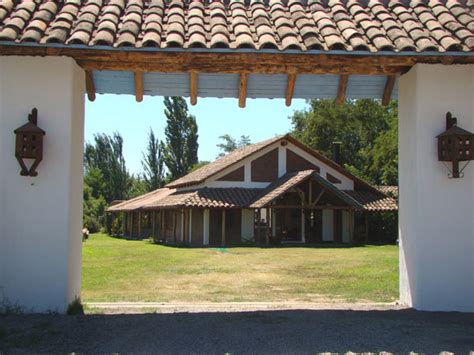 A 1682 metri sul livello del mare, l'hotel casa del campo, di fronte al campo di golf estivo, e alle piste da sci e da fondo, dispone di un rinomato ristorante con proposte di cucina trentina e tirolese sempre aperto. Hotel Casa de Campo (B) - travelArt