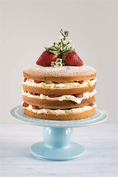 If you are looking for a recipe for a different tin size, or with some additional icing, try our sponge cake calculator for the perfect fit to your equipment or style. Strawberry and Mascarpone Cream Layer Cake - Love Swah