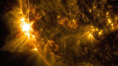 Massive Solar Flare Will Hit Earth Today But Dont Panic Huffpost