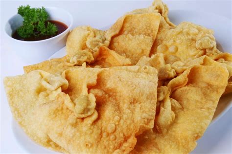Mi dengan pangsit berisi ayam dan udang kombinasi sempurna untuk menu makan siang. Kuliner Seputar Makassar: Resep Pangsit & Mie Ayam