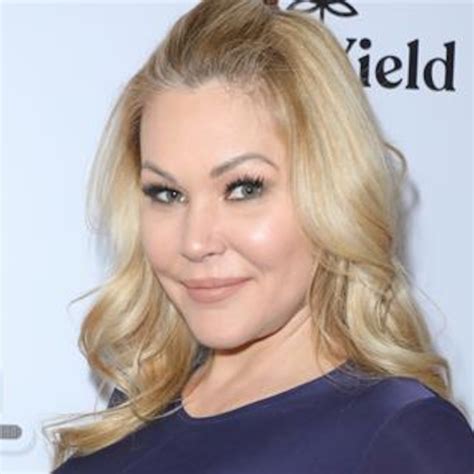 Shanna Moakler Removes Travis Barkers Tattooed Name From Wrist E