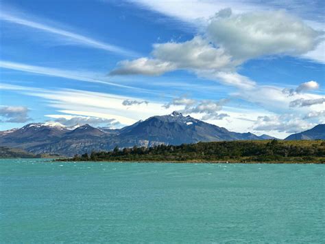【携程攻略】阿根廷湖县阿根廷湖景点 圣克鲁斯省的阿根廷湖是一处高原湖泊，这里的面积非常的大，蓝色的湖