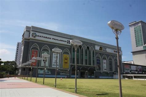 For a modern shopping experience in the middle of the historical city malacca, head to dataran pahlawan in banda hilir. Dataran Pahlawan Melaka Megamall - 2020 All You Need to ...