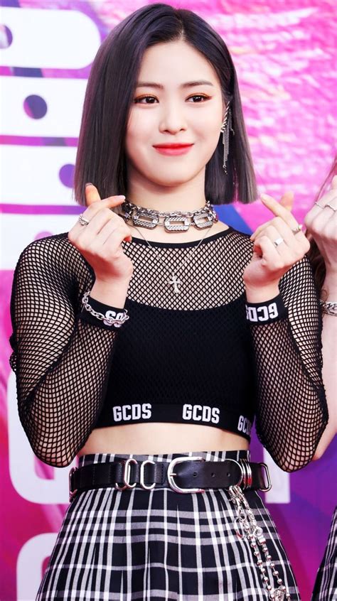 Pin By 𝕂 ℙ𝕠𝕡 𝕀𝕕𝕠𝕝𝕤 On Itzyryujin 류진 In 2020 With Images Itzy