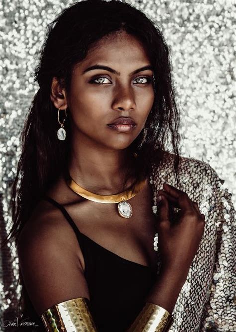 Beautiful Brown Indian Woman Косметические товары Модели Красивые