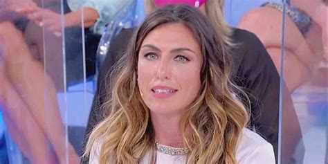 Uomini E Donne La Dama Serena Si Presenta Video Witty Tv