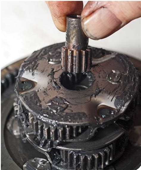 The engine contains a heavy central crankshaft cylinder that spins, which provides the power to turn the wheels. Planetary Gearbox Failure Photos | AMP Maintenance Forums