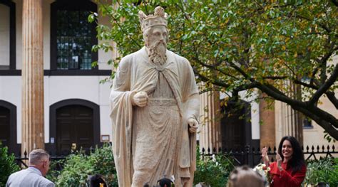 South Londons King Alfred Statue Has The Legs Of A Roman Goddess