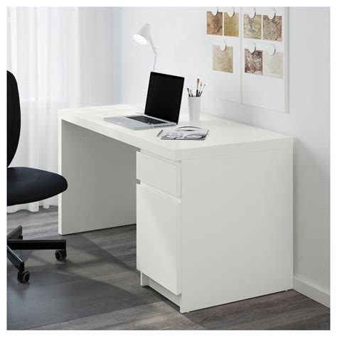 Izvēlies no plaša klāsta dažāda izmēra un apdares mēbeļu klasiskos toņos. MALM Desk - white 55 1/8x25 5/8 " (With images) | Ikea ...