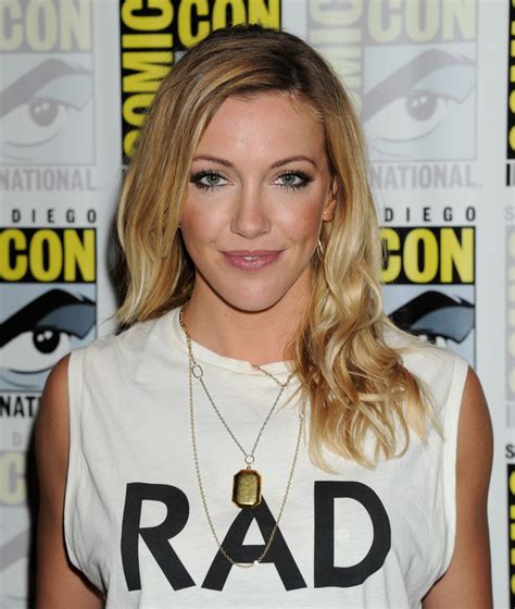 katie cassidy at arrow panel at comic con in san diego hawtcelebs