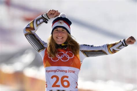 Czech skier ester ledecka claims a shock victory in the women's super g as american lindsey vonn misses out on ledecka, who is also set to compete in snowboarding in pyeongchang, won by 0.01. Ester Ledecká - zlatá olympijská medailistka | Bet-Arena.cz