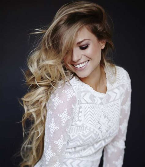 Laura tried to represent her country another time, participating in a magyar dal 02 with two songs. Laura Cserpes | Emberek