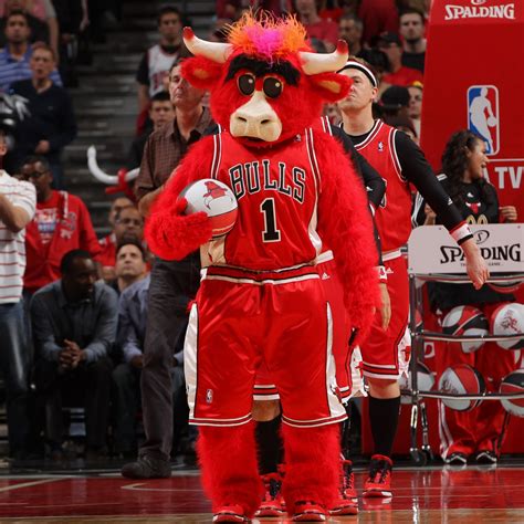Man Behind Chicagos Benny The Bull Mascot Is Leaving After 12 Years