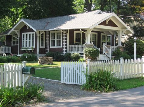 Meskipun seakan terdiri dari dua bagian rumah, namun ada jalur ruangan penghubung yang membuat rumah ini tetap menjadi suatu kesatuan yang. 60 Desain Model Rumah Gaya Amerika Terbaru 2018 | Renovasi ...