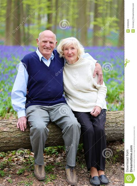 Pares Felices De Las Ancianos Que Se Relajan En El Bosque Foto De