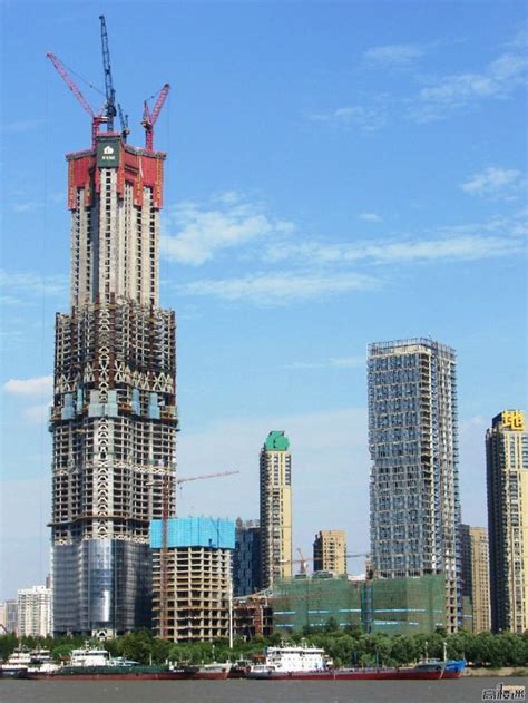 The tallest building in wuhan is currently the wuhan center, which rises 438 m (1,437 ft).the tallest building that is under construction in wuhan is the wuhan greenland center which will have a height of 476 m (1,558 ft) and will be one of the tallest buildings in china when it is completed. WUHAN | Greenland Center | 636m | 2086ft | 125 fl | U/C - Página 72… | Wuhan, Skyscraper, Building