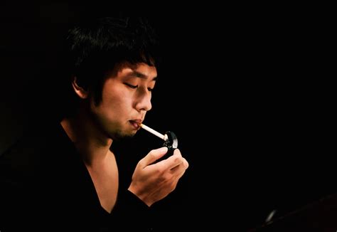 暗いbarでタバコに火をつける男性の無料写真素材 Id 3059｜ぱくたそ
