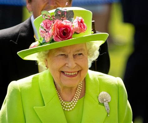 How the Queen decides what to wear each day is fascinating | Now To Love