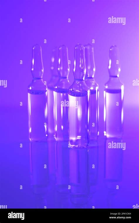 Concepto De Medicina Y Farmacología Ampollas De Vacuna Ampollas De Vidrio En Luz Púrpura