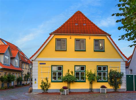 Aus den fenstern und von der terrasse genießen sie einen tollten blick auf den rhein und den hauseigenen weinberg. Das gelbe Haus Foto & Bild | deutschland, europe ...