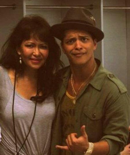 Bruno And His Mom Bruno Mars Cantores Mars
