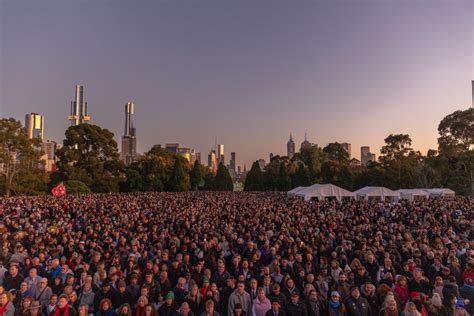 Huge Crowd For Melbourne Anzac Day Service Otago Daily Times Online News