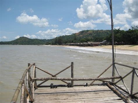 Pantai pasir panjang mengatakan keindahan alam yang begitu mempesona dengan hamparan pasir putih yang membentang luas dengan deburan ombaknya yang tenang, dinamakan pantai pasir panjang dari sentra kota singkawang, wisata pantai pasir panjang berjarak sekitar 17 kilometer. 1001 Pesona Singkawang