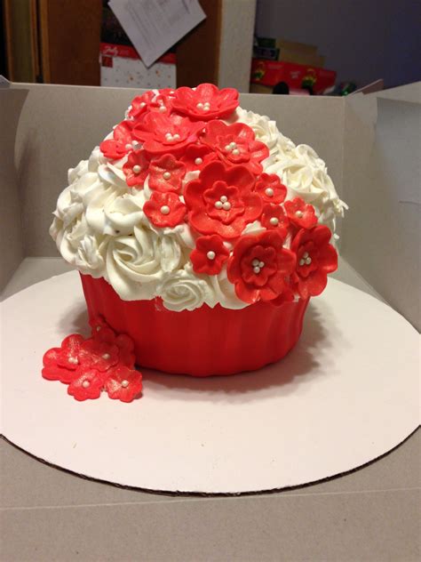 Red And White Cupcake Cake Tortas