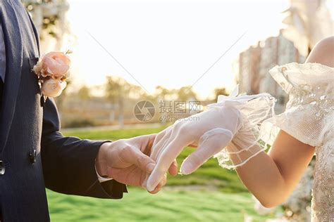 举行户外婚礼的新郎给新娘戴戒指特写高清图片下载 正版图片502381604 摄图网